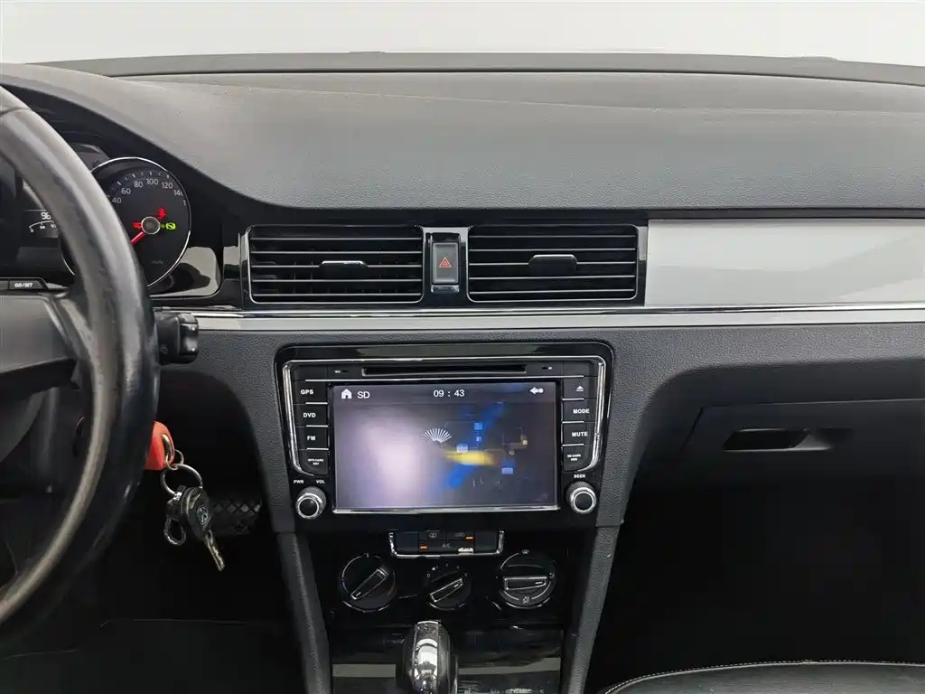 VOLKSWAGEN BORA 2013