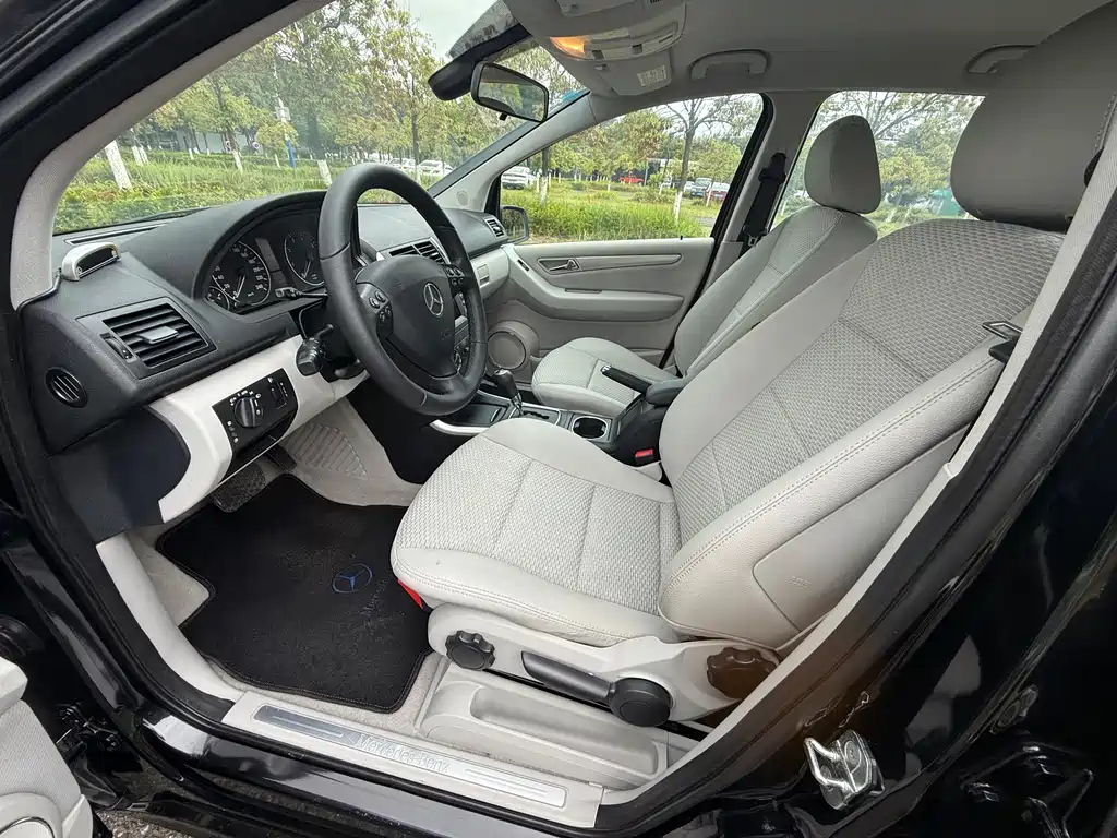 MERCEDES BENZ A-CLASS IMPORT 2011