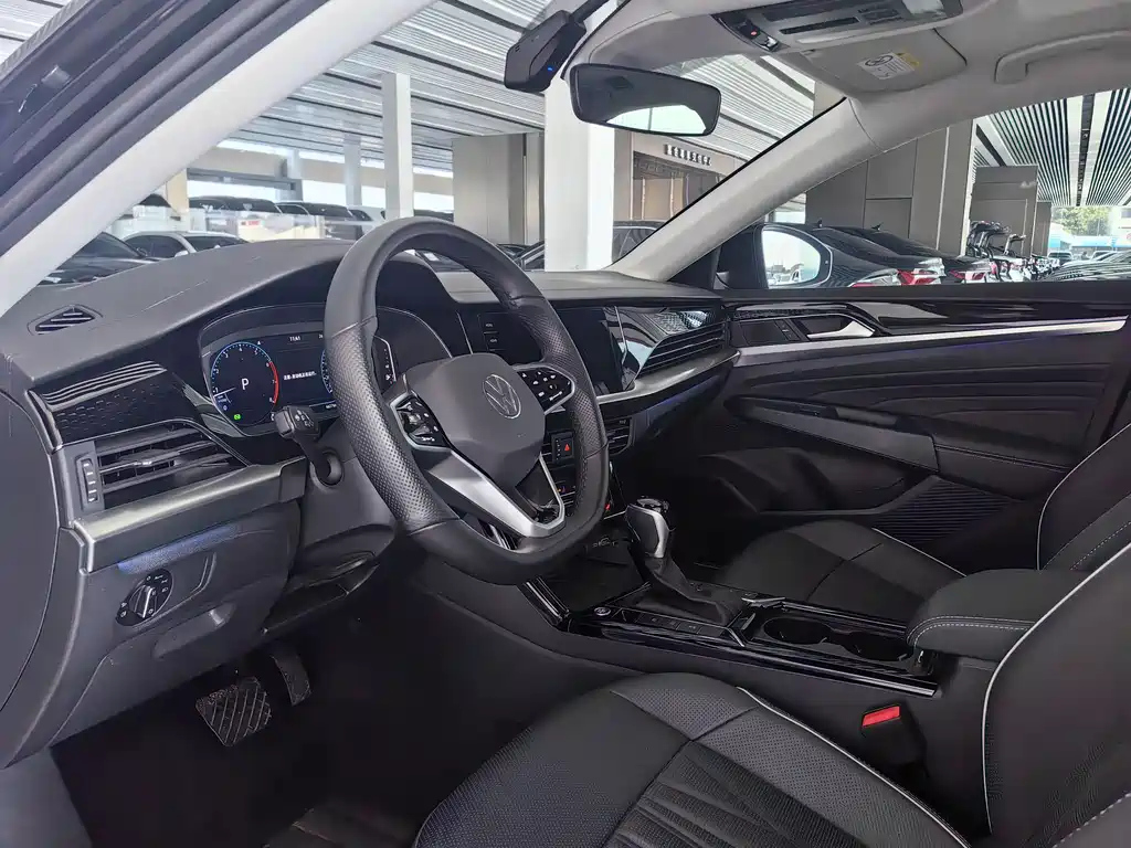 VOLKSWAGEN PASSAT 2024