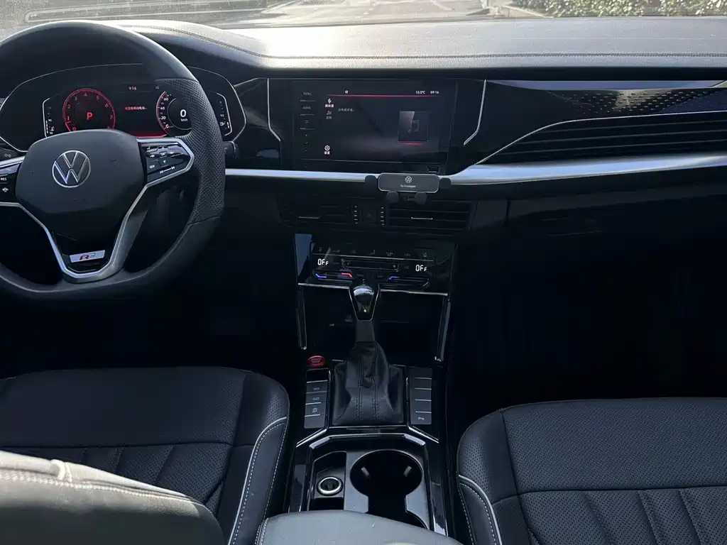 VOLKSWAGEN PASSAT 2024