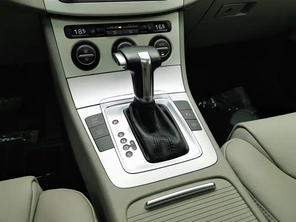 VOLKSWAGEN MAGOTAN 2011