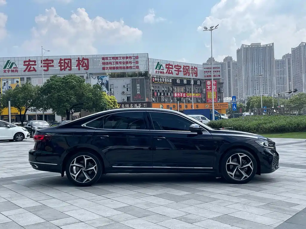 VOLKSWAGEN PASSAT 2024