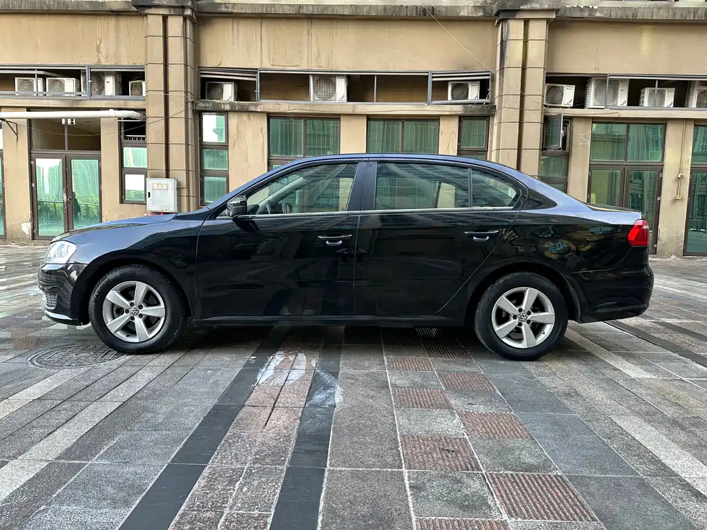 VOLKSWAGEN LAVIDA 2015