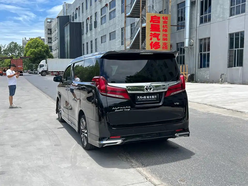 TOYOTA ALPHARD 2015