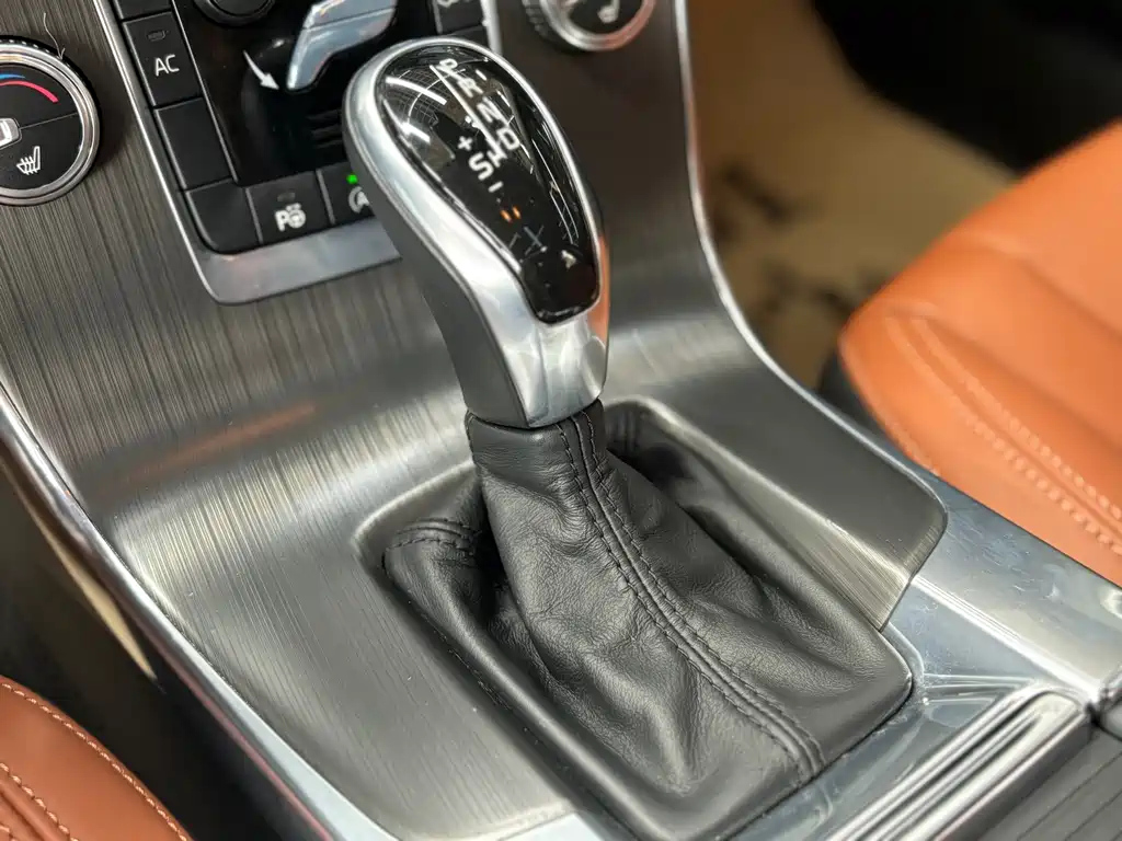 VOLVO V60 2015
