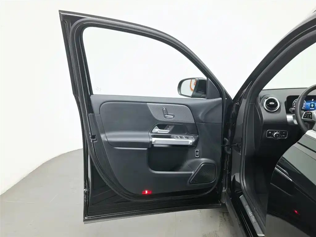 MERCEDES BENZ GLB 2024