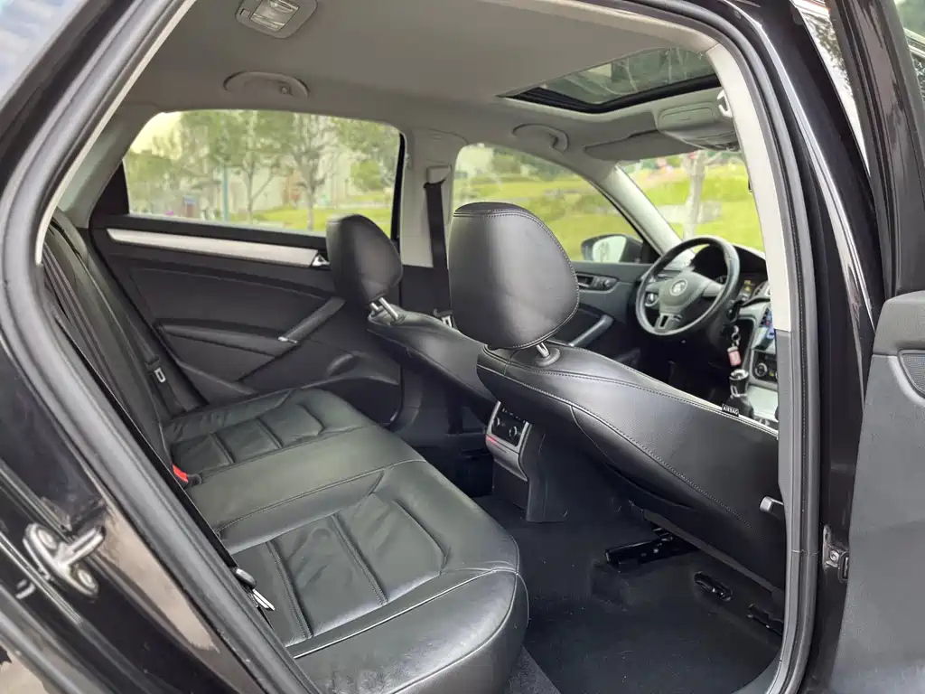 VOLKSWAGEN PASSAT 2012