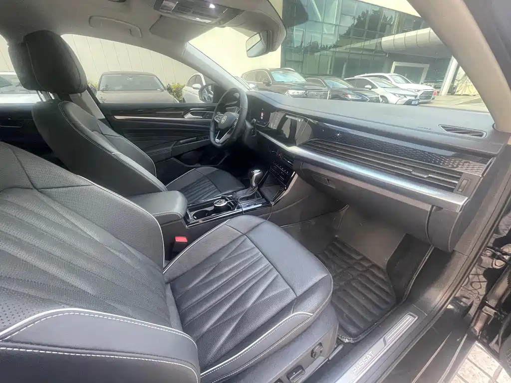 VOLKSWAGEN PASSAT 2023