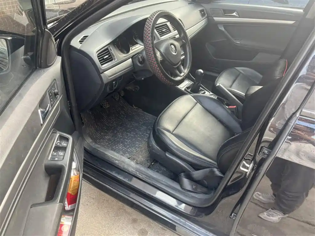 VOLKSWAGEN LAVIDA 2015