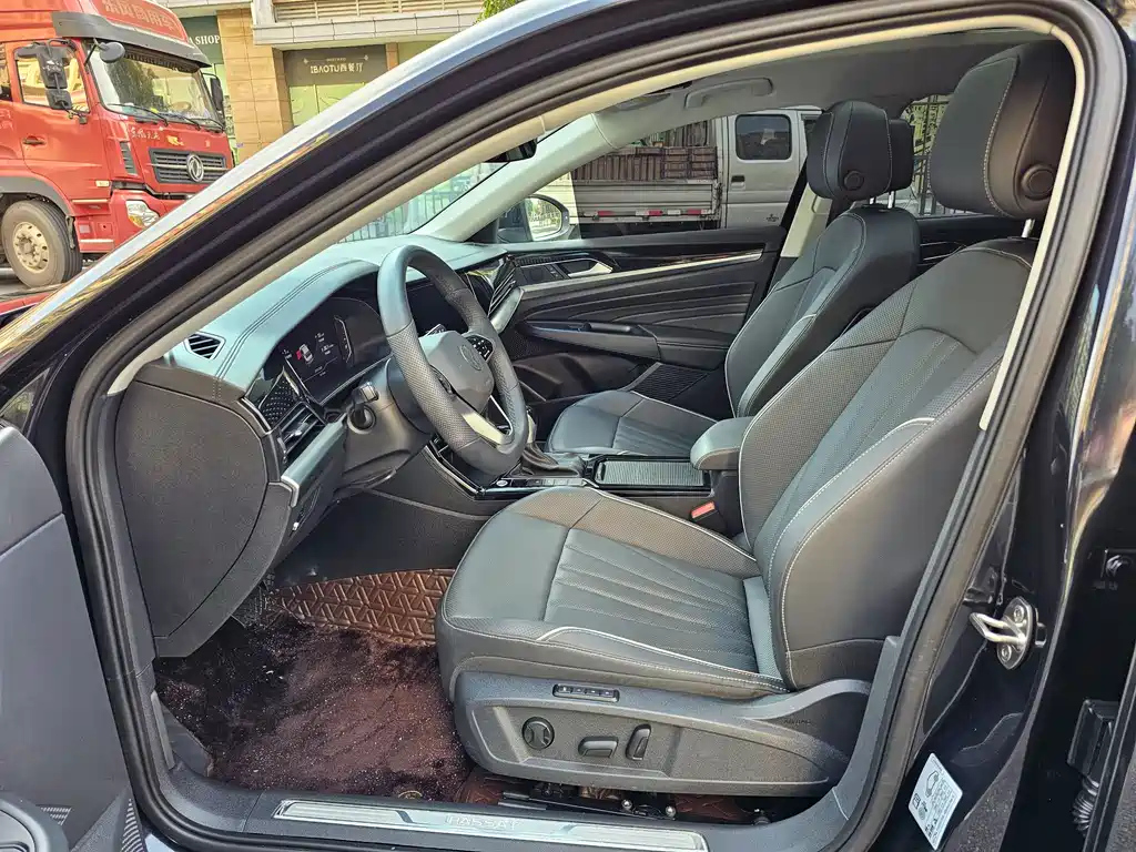 VOLKSWAGEN PASSAT 2024