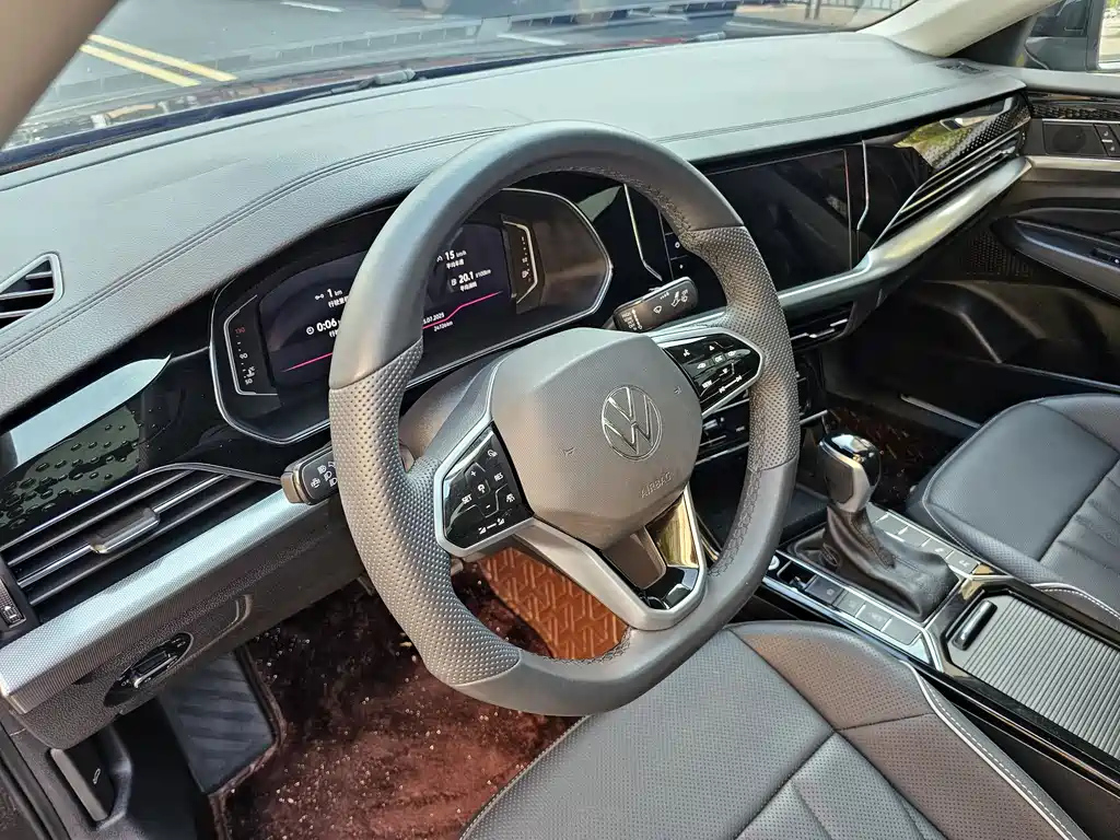 VOLKSWAGEN PASSAT 2024