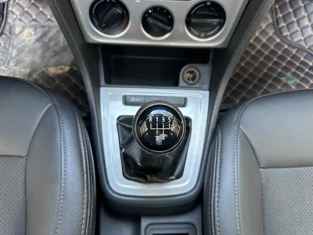 VOLKSWAGEN LAVIDA 2015