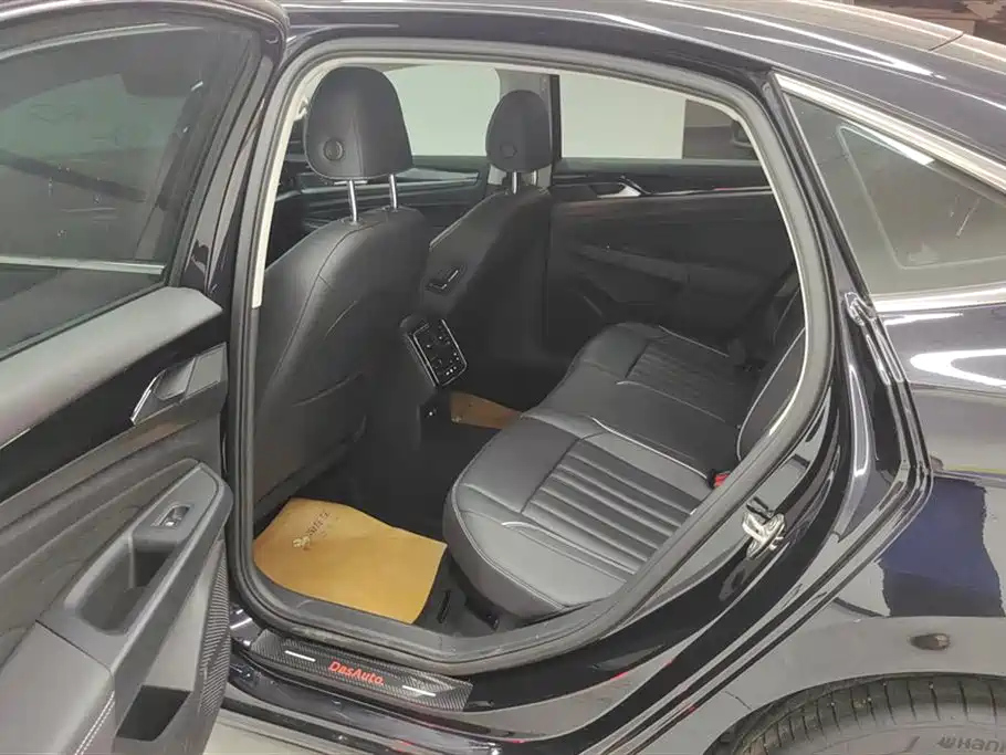 VOLKSWAGEN PASSAT 2023