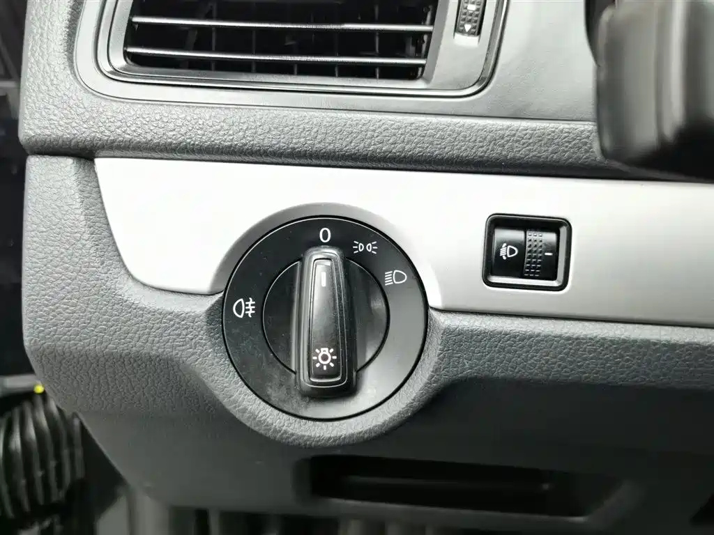 VOLKSWAGEN LAVIDA 2013