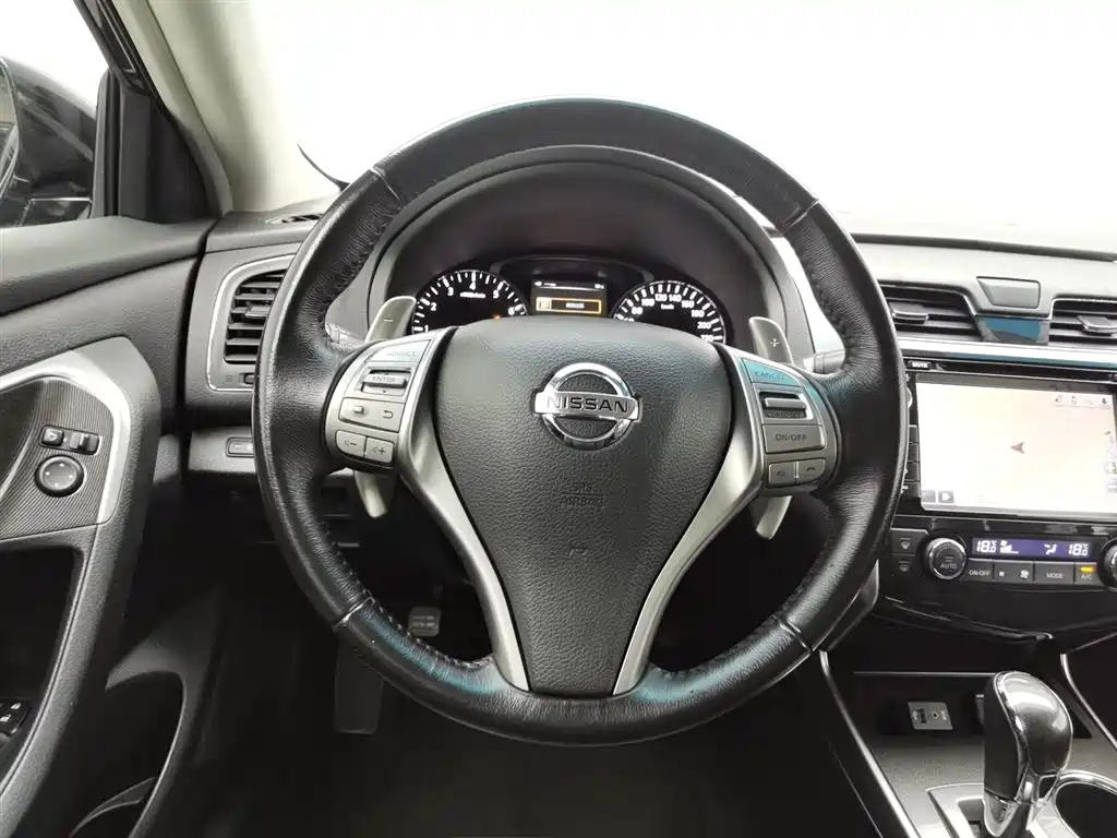 NISSAN TEANA 2015