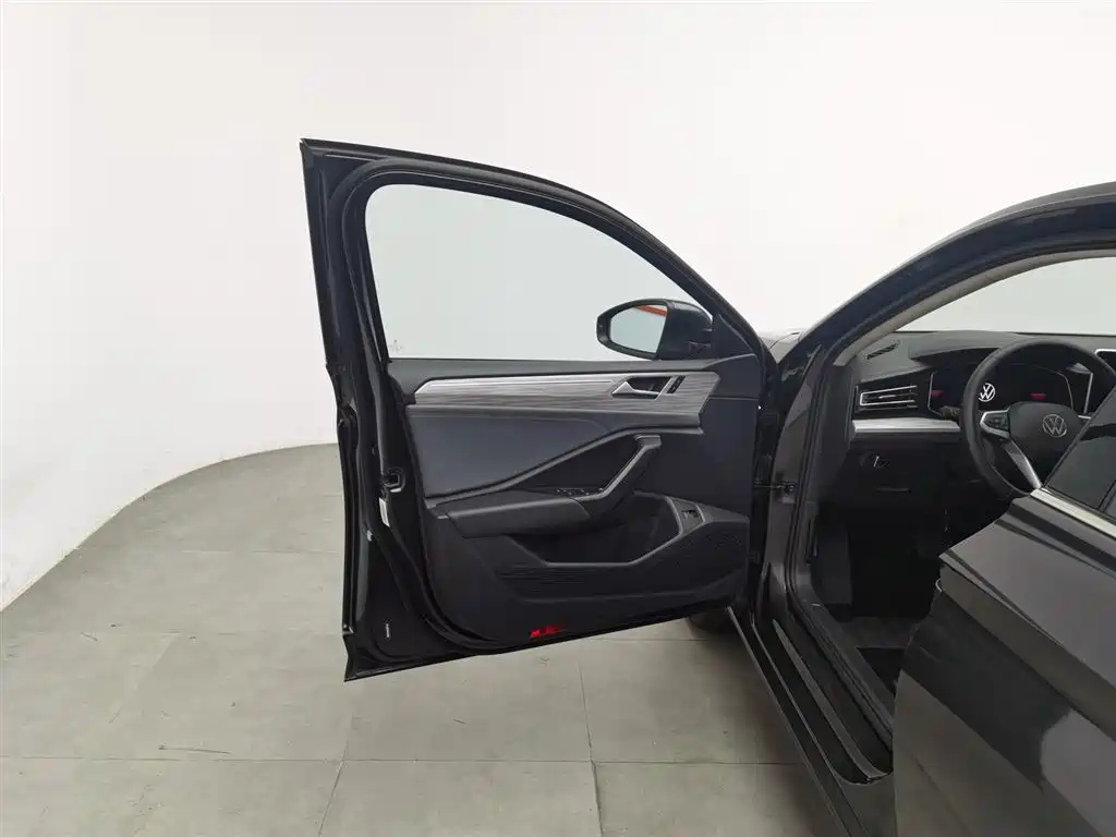 VOLKSWAGEN SAGITAR 2022
