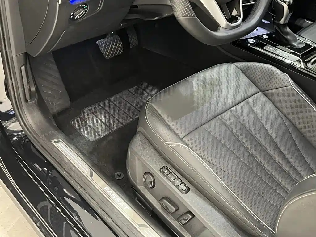 VOLKSWAGEN PASSAT 2024