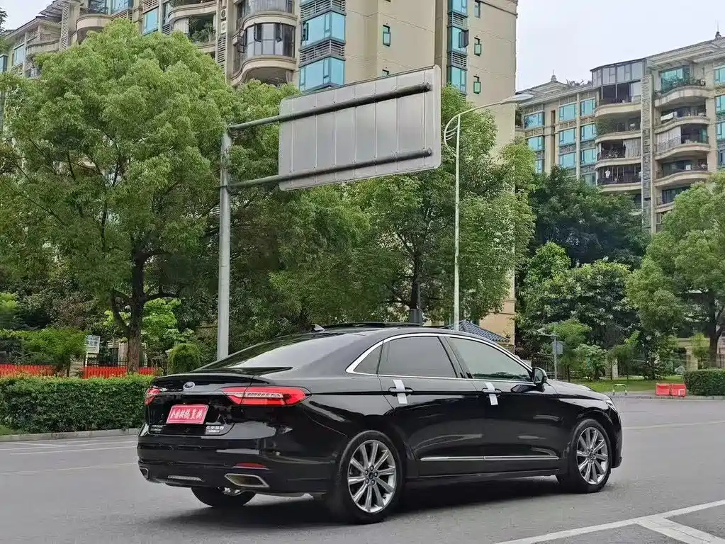 FORD TAURUS 2021