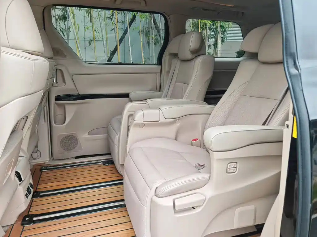 TOYOTA ALPHARD 2012