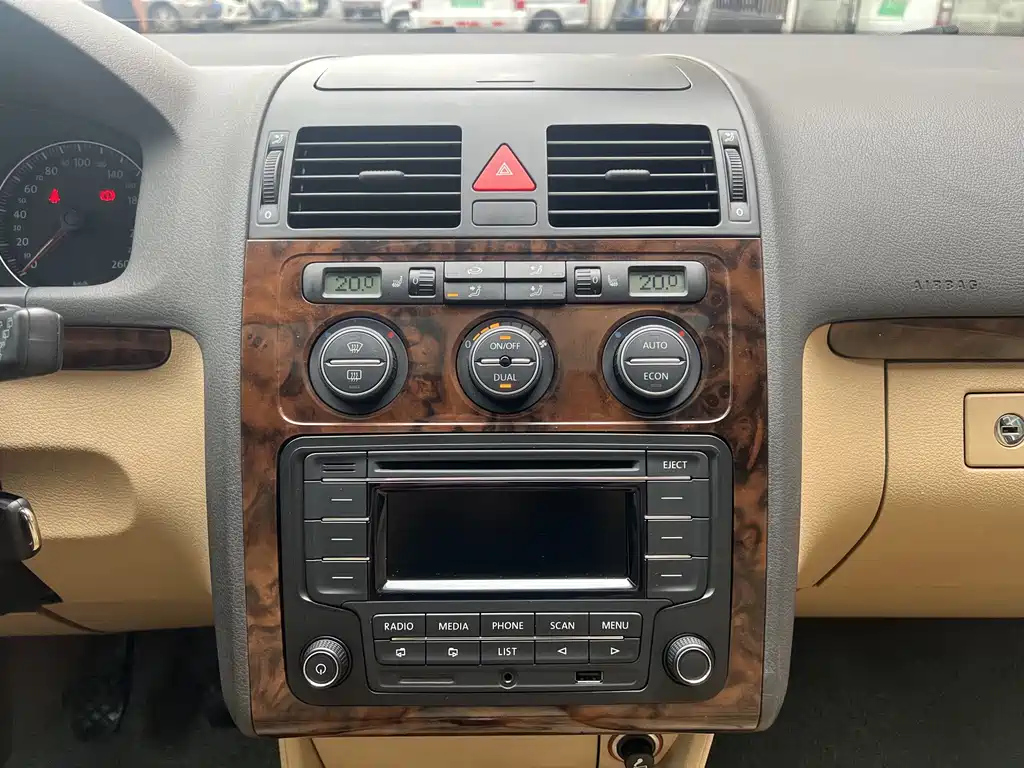 VOLKSWAGEN TOURAN 2010