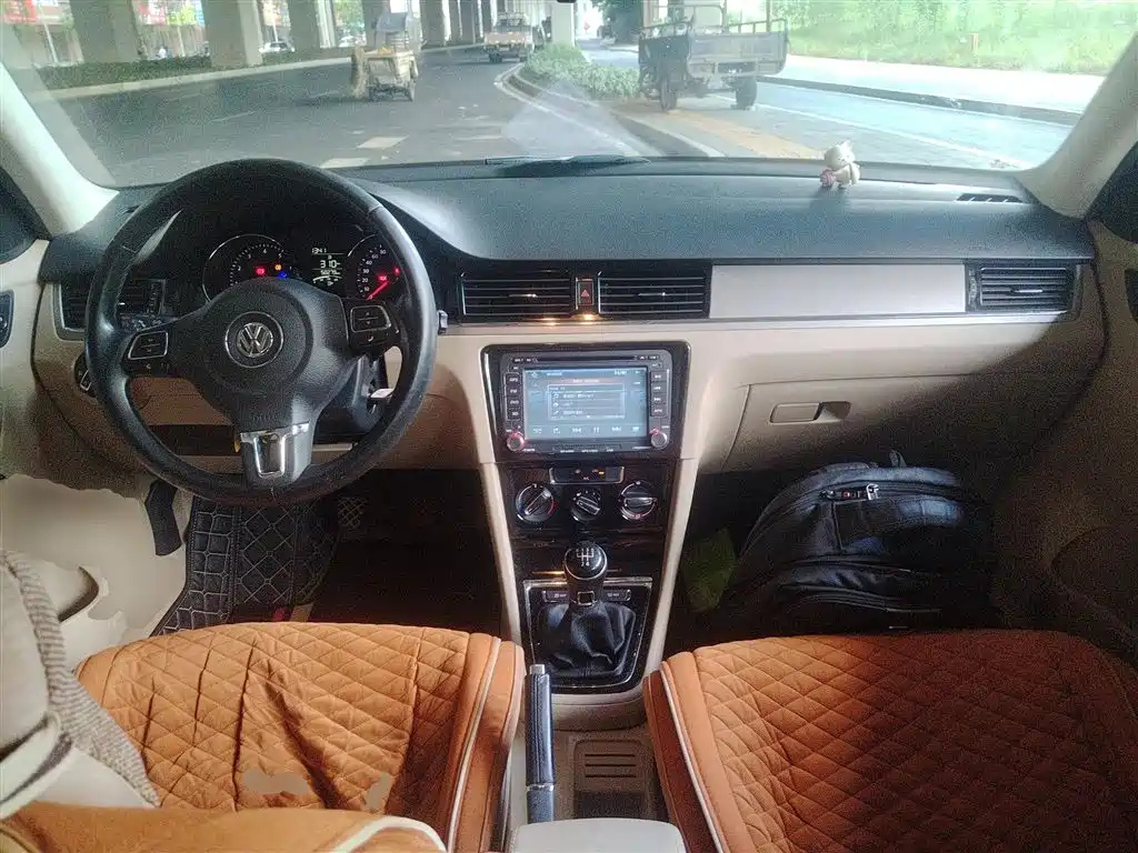 VOLKSWAGEN BORA 2015