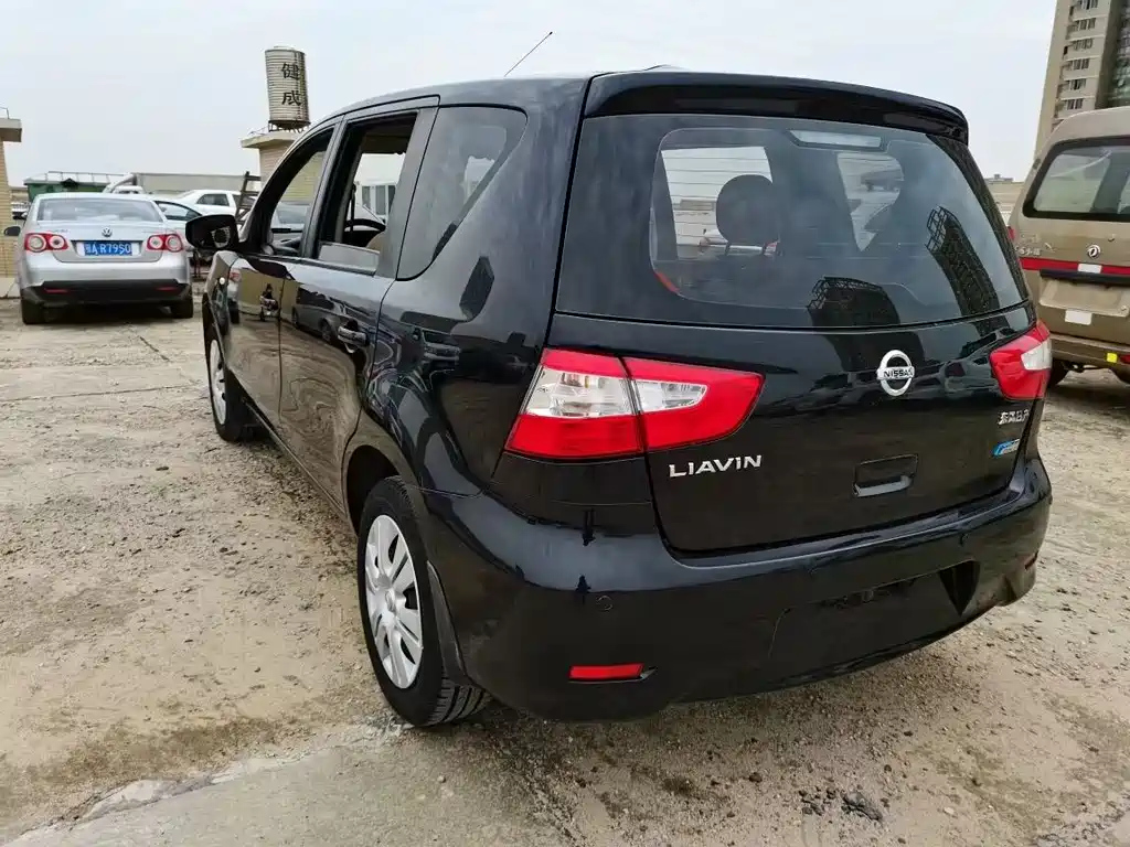 NISSAN LIVINA 2015