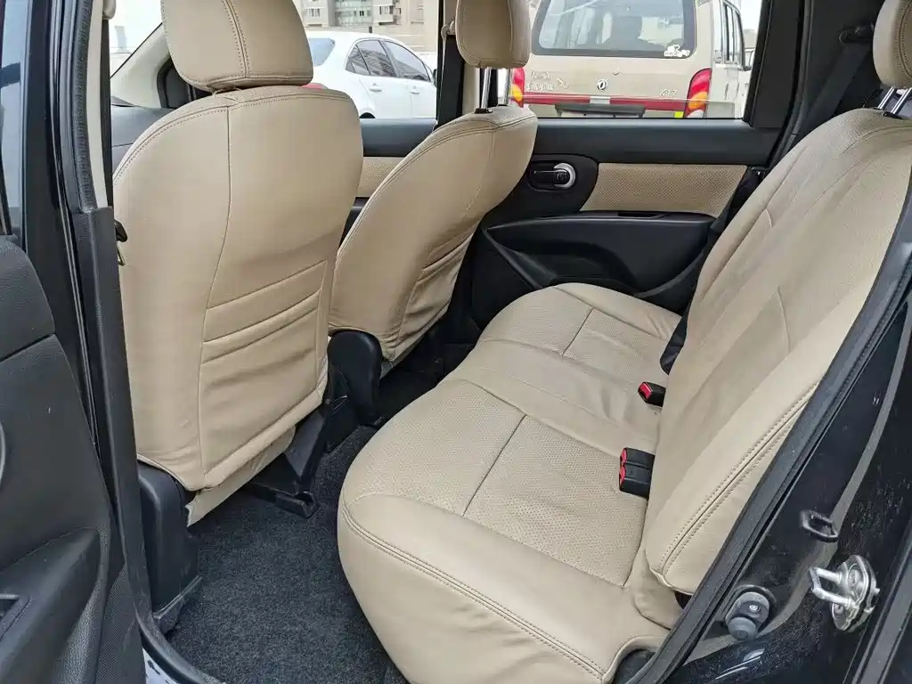 NISSAN LIVINA 2015