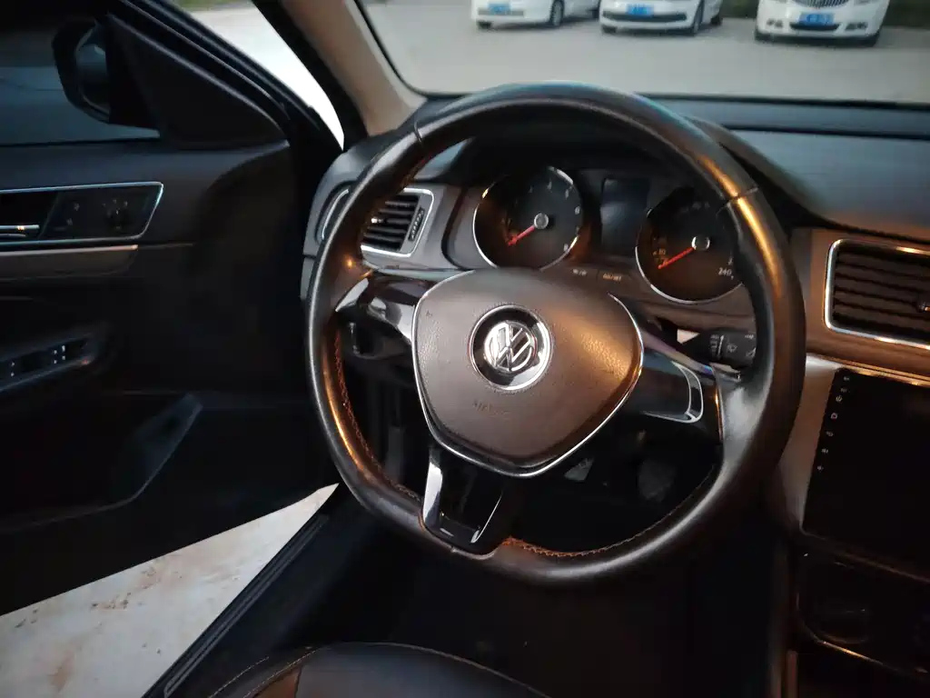 VOLKSWAGEN LAVIDA 2016