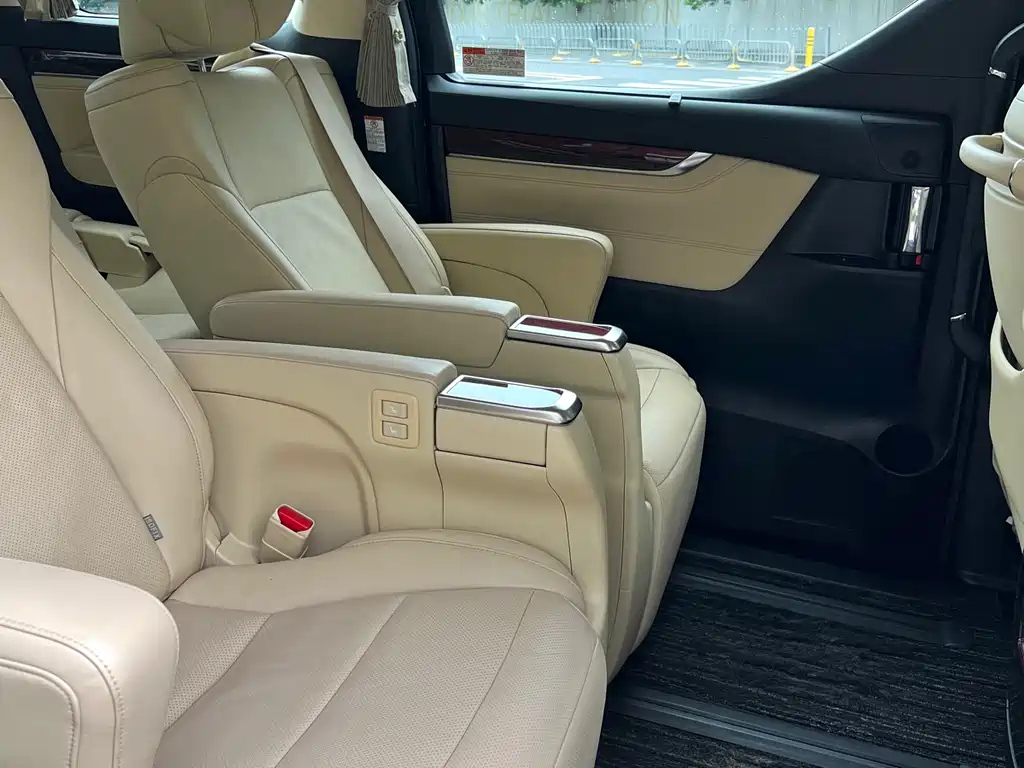 TOYOTA ALPHARD 2015