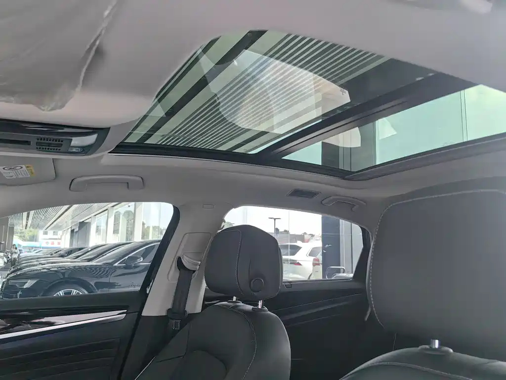 VOLKSWAGEN PASSAT 2024