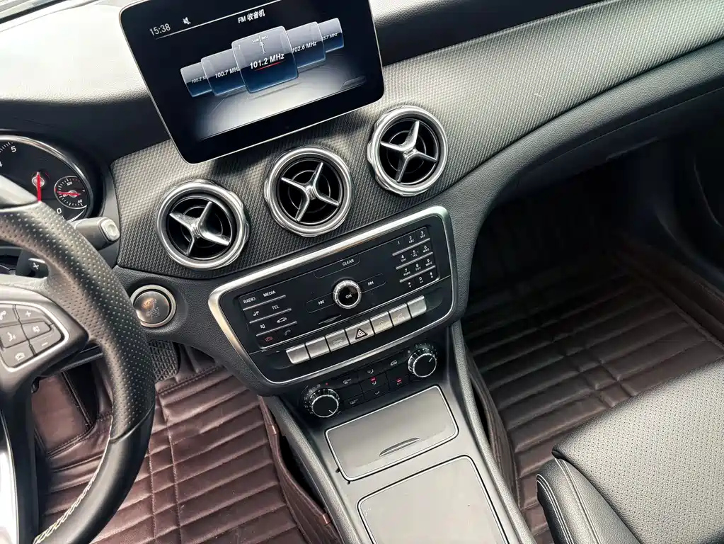 MERCEDES BENZ GLA 2019