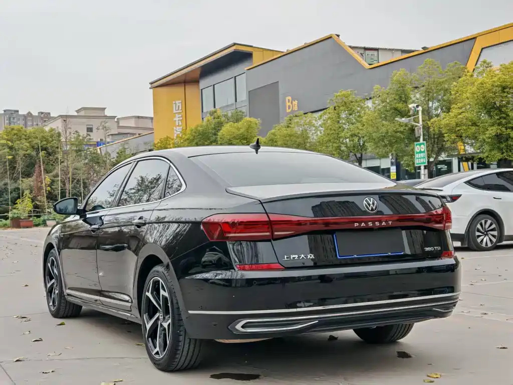 VOLKSWAGEN PASSAT 2024