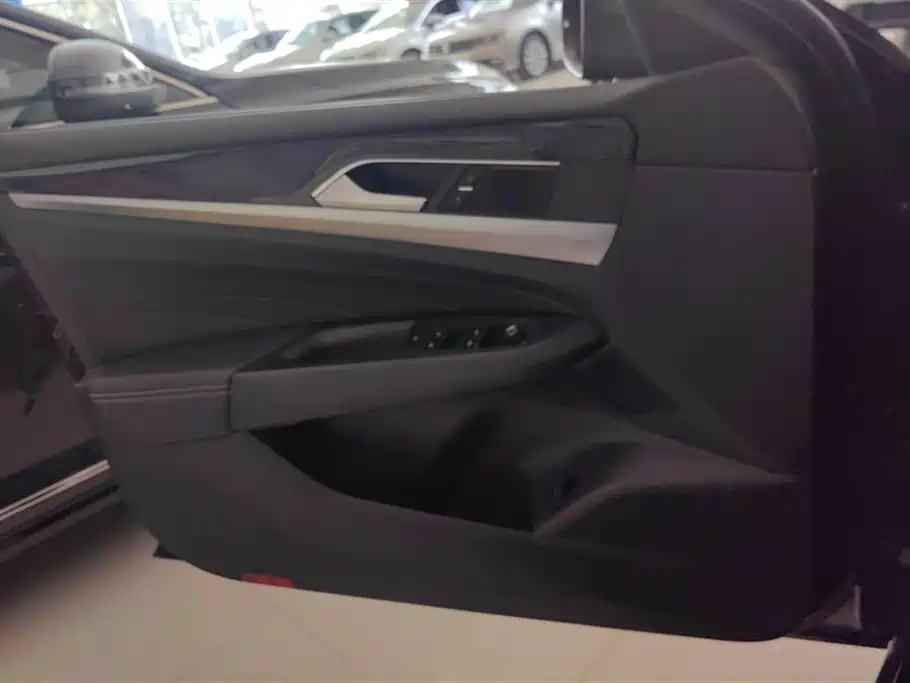 VOLKSWAGEN PASSAT 2024