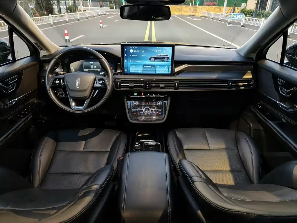 LINCOLN ADVENTURER 2021