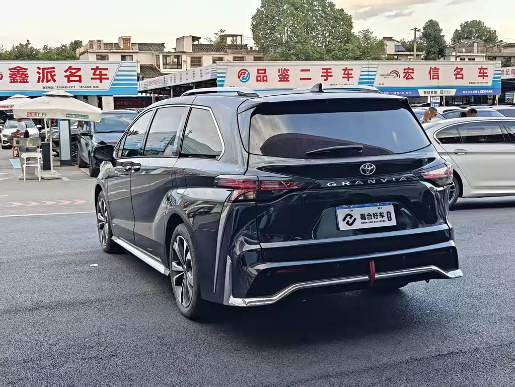 TOYOTA GRANVIA 2024