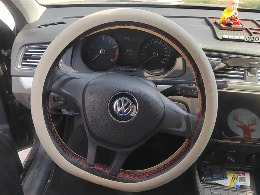 VOLKSWAGEN LAVIDA 2015