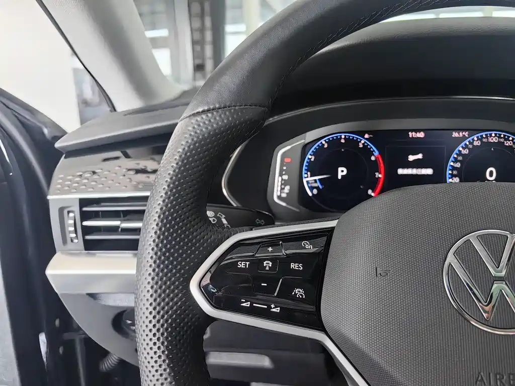 VOLKSWAGEN PASSAT 2024