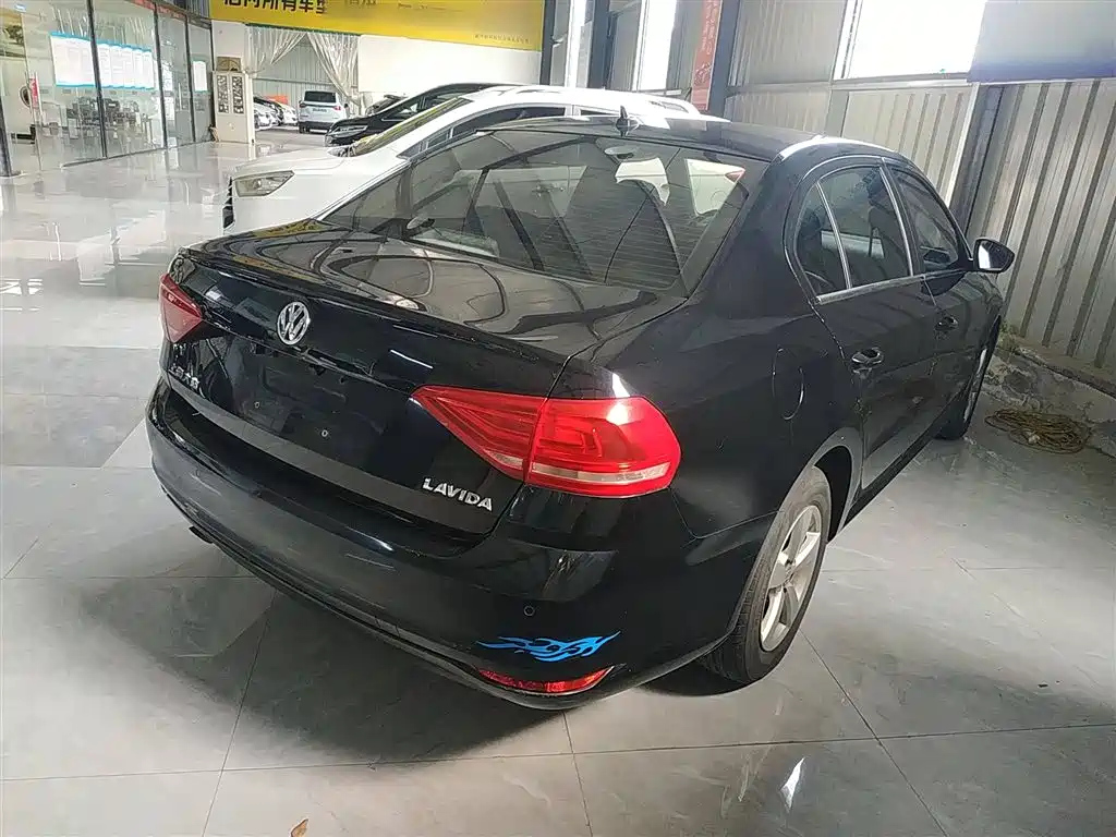 VOLKSWAGEN LAVIDA 2015