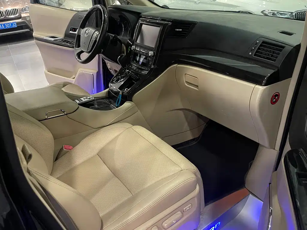 TOYOTA ALPHARD 2012