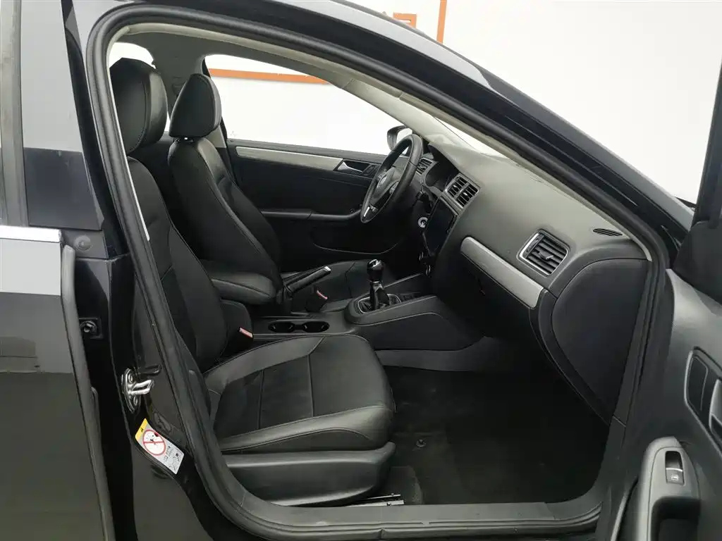VOLKSWAGEN SAGITAR 2014