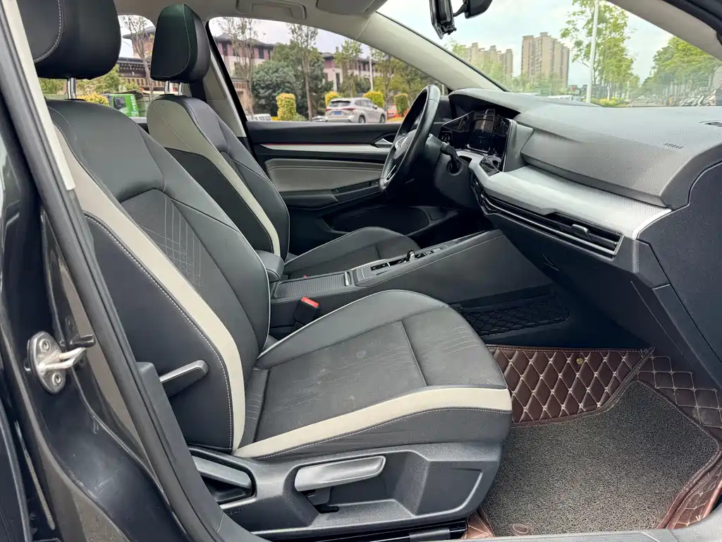 VOLKSWAGEN GOLF 2021