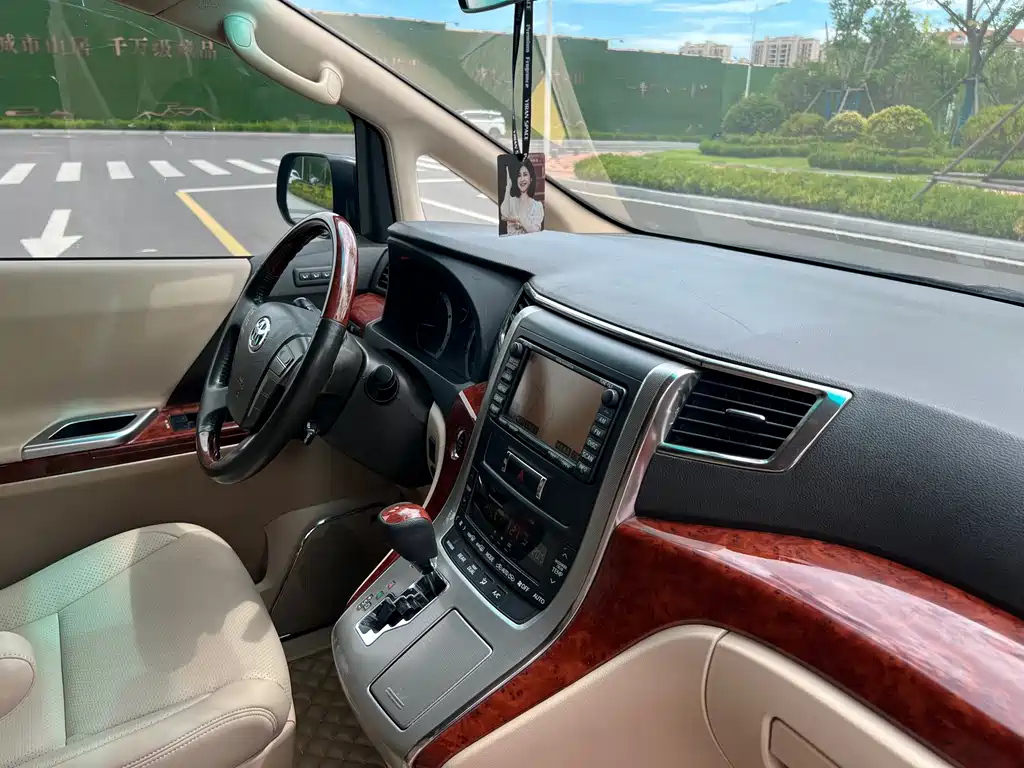 TOYOTA ALPHARD 2011