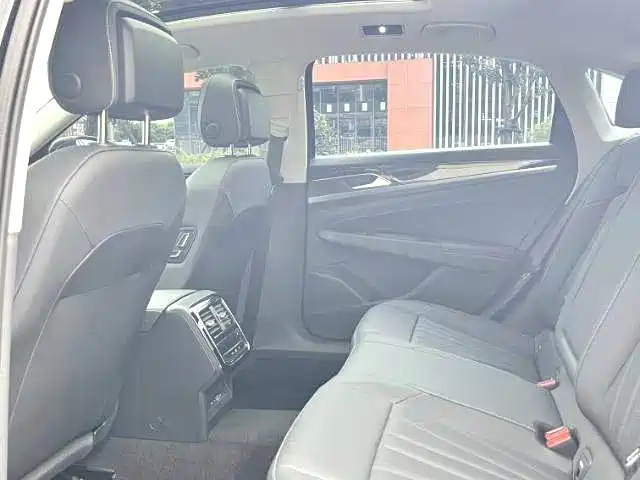 VOLKSWAGEN PASSAT 2025