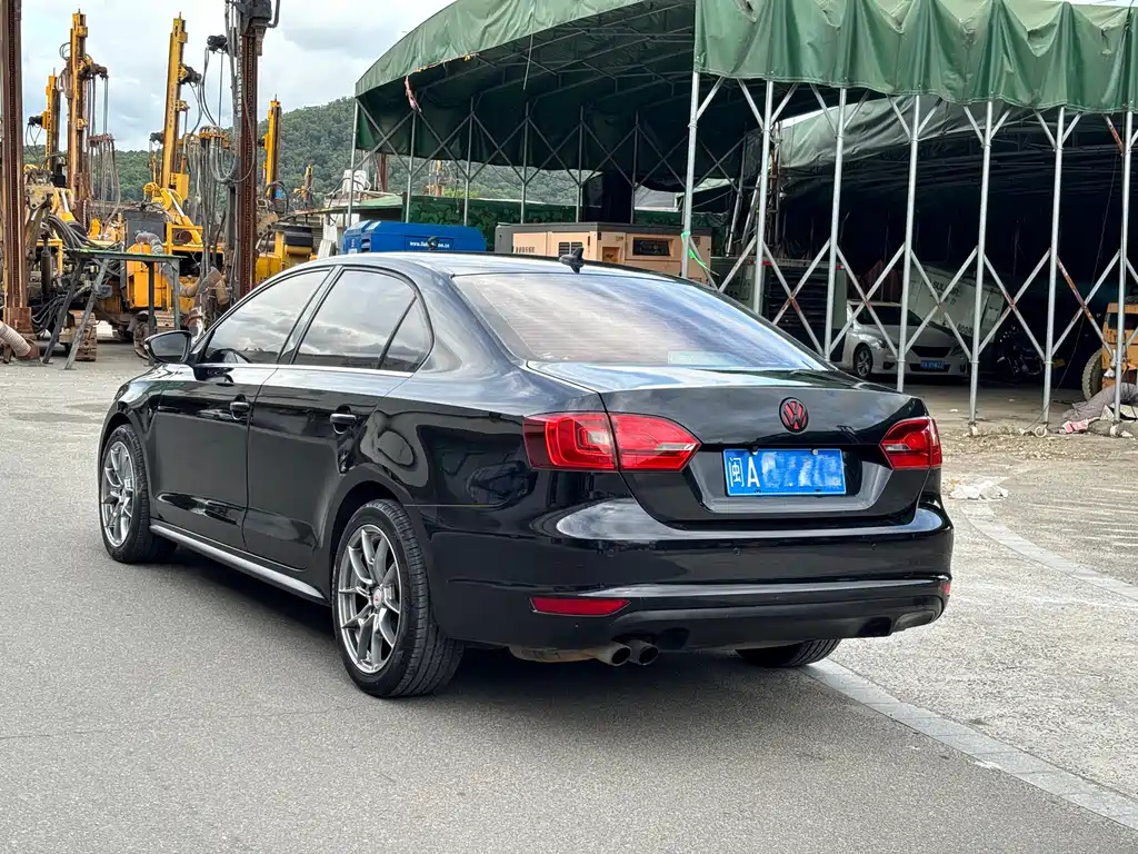 VOLKSWAGEN SAGITAR 2014