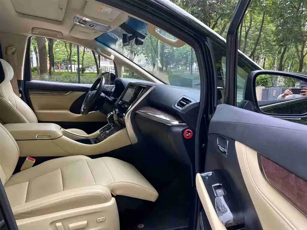 TOYOTA ALPHARD 2015