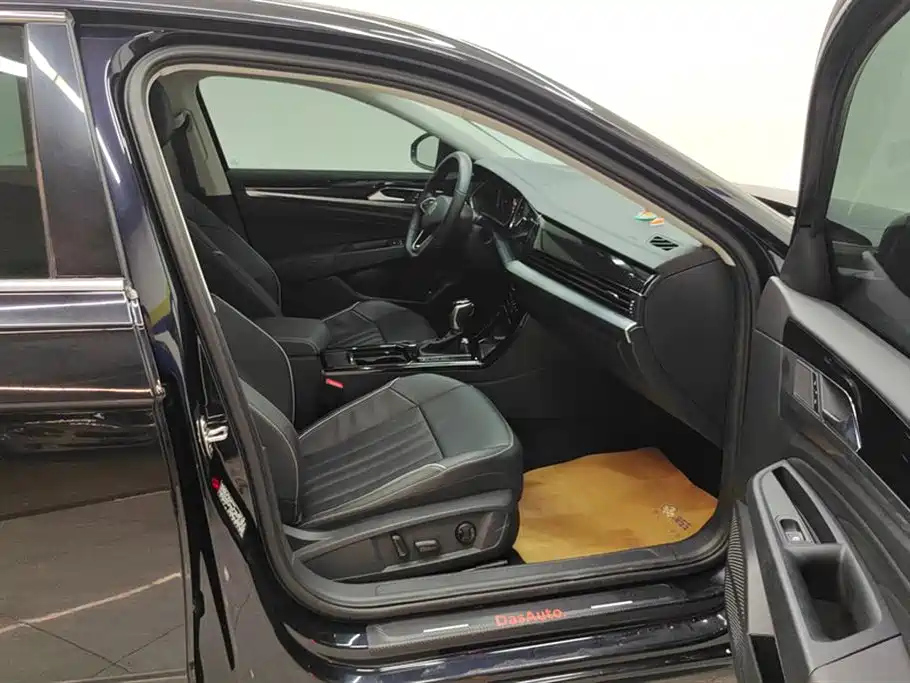 VOLKSWAGEN PASSAT 2023