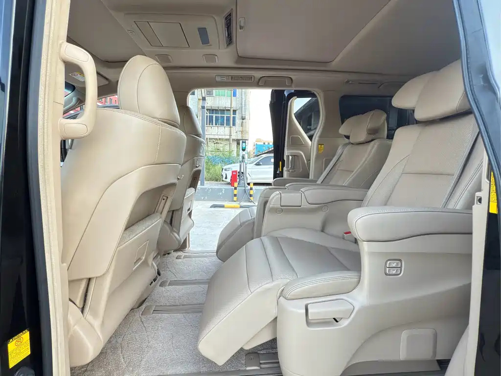 TOYOTA ALPHARD 2012