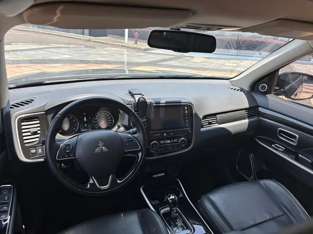 MITSUBISHI OUTLANDER 2019