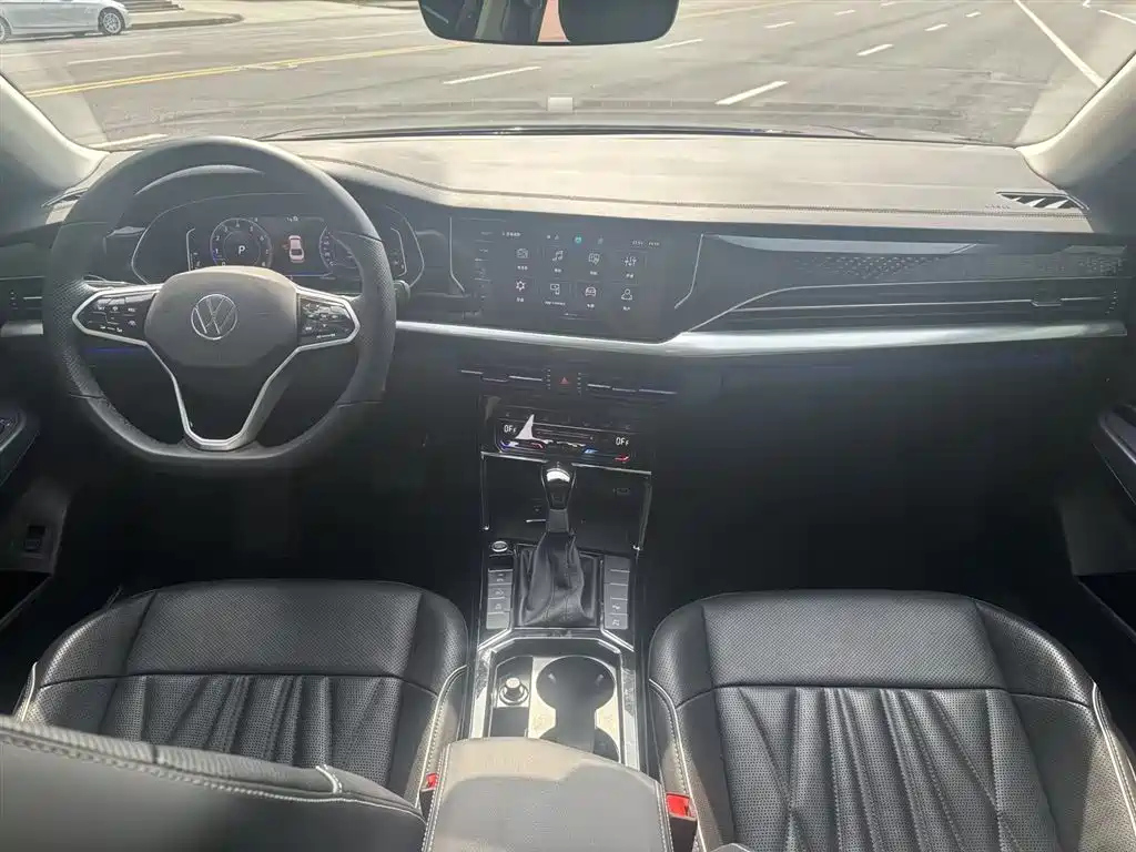 VOLKSWAGEN PASSAT 2023