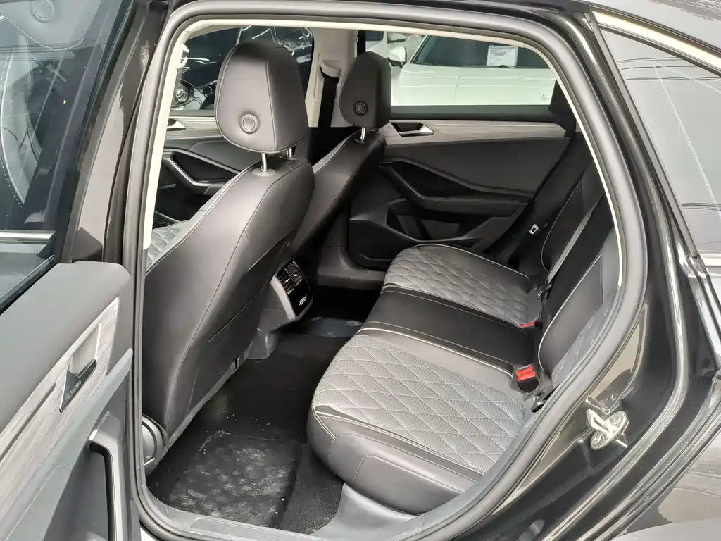 VOLKSWAGEN SAGITAR 2022